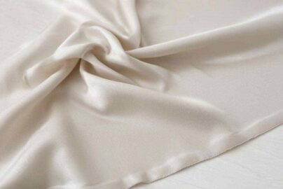 Tekstur halus bahan microtex yang licin dan tampak rapi