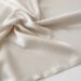 Tekstur halus bahan microtex yang licin dan tampak rapi