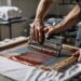 Proses cara sablon baju manual pada kaos menggunakan screen dan rakel