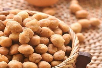 Cara Melapisi Kacang dengan Tepung