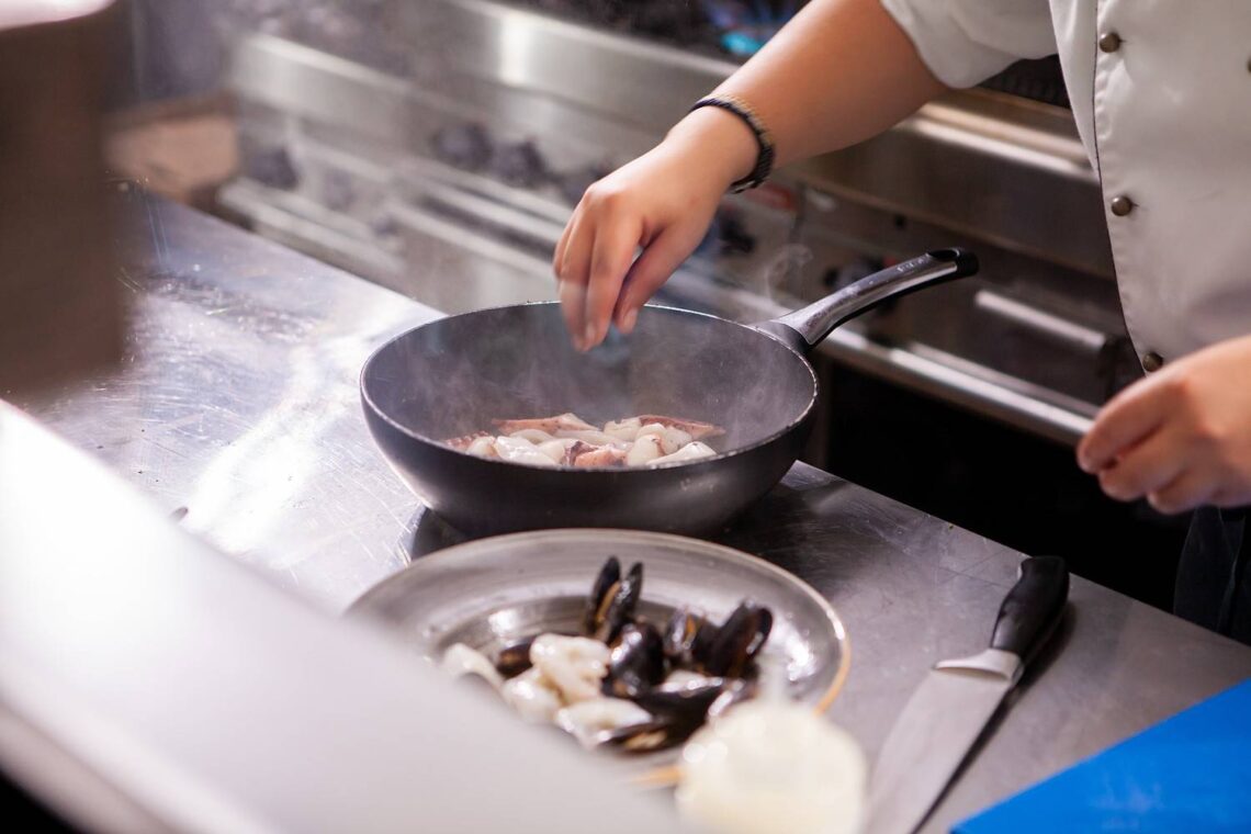 meja kotor dapur restoran stainless