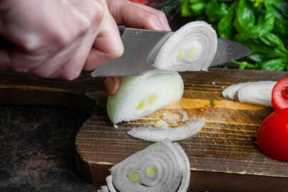 cara mengiris bawang tipis