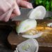 cara mengiris bawang tipis