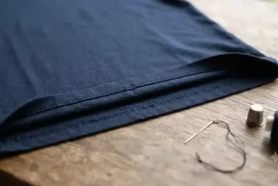 bagian bawah kaos menggulung
