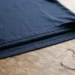 bagian bawah kaos menggulung