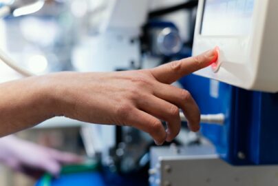 cara kerja mesin pres plastik