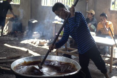 proses mengaduk adonan dodol