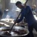 proses mengaduk adonan dodol