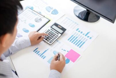 Pemilik usaha menghitung biaya overhead produksi untuk mengetahui total biaya pembuatan produk